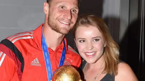 Anche Lisa Wesseler ha posato con la coppa e il suo fidanzato, Benedikt Hoewedes.