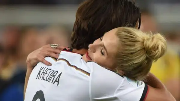 Un abbraccio a fine partita tra Sami Khedira e Lena Gercke.
