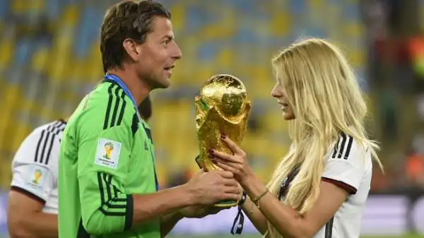 Roman Weidenfeller ha portato anche la coppa a Lisa Rossenbach.