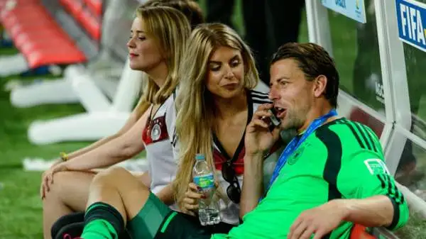 Panchina anche durante i festeggiamenti per Roman Weidenfeller, ma in compagnia di Lisa Rossenbach.