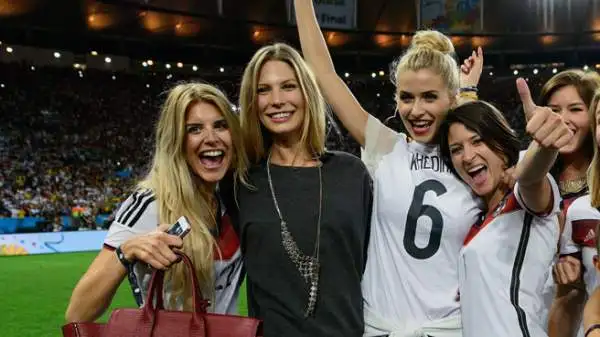 Al triplice fischio di Germania-Argentina, le wags tedesche hanno invaso il campo per andare ad abbracciare fidanzati e mariti.