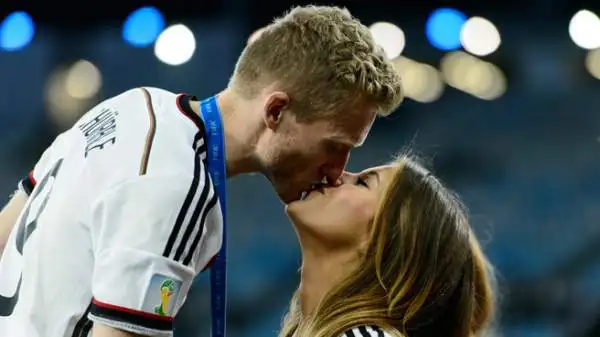 Andre Schuerrle bacia direttamente in campo Montana Yorke.