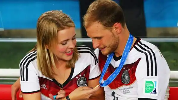 Lisa Wesseler studia da vicino la medaglia messa al collo del fidanzato Benedikt Hoewedes.