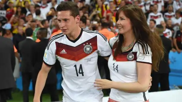 Julian Draxler non ha avuto un ruolo fondamentale ma si è comunque goduto il trionfo con la bella Lena.