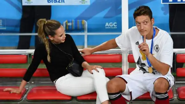 Dopo il trionfo, Mesut Oezil si è potuto finalmente rilassare con Mandy Capristo.