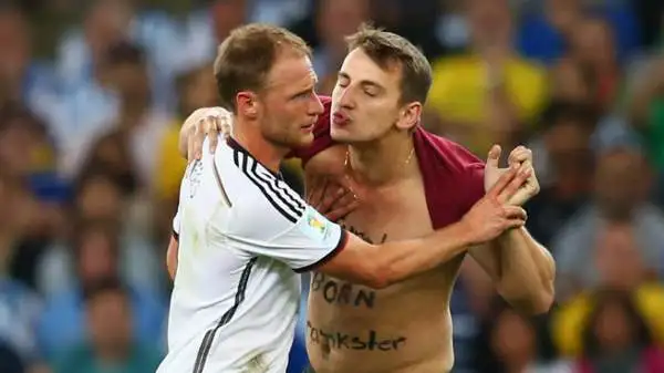 Durante i supplementari di Germania-Argentina, un 'burlone' è entrato in campo, ha baciato il terzino sinistro tedesco Höwedes ed è stato placcato. Sul petto la scritta "Mattacchione nato".