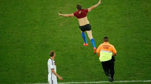 Durante i supplementari di Germania-Argentina, un 'burlone' è entrato in campo, ha baciato il terzino sinistro tedesco Höwedes ed è stato placcato. Sul petto la scritta "Mattacchione nato".