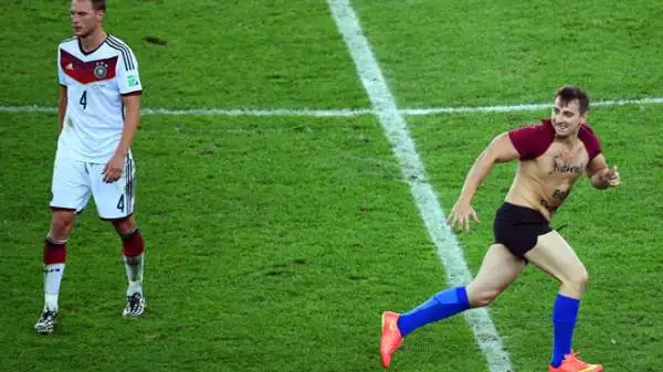 Durante i supplementari di Germania-Argentina, un 'burlone' è entrato in campo, ha baciato il terzino sinistro tedesco Höwedes ed è stato placcato. Sul petto la scritta "Mattacchione nato".
