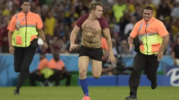 Durante i supplementari di Germania-Argentina, un 'burlone' è entrato in campo, ha baciato il terzino sinistro tedesco Höwedes ed è stato placcato. Sul petto la scritta "Mattacchione nato".