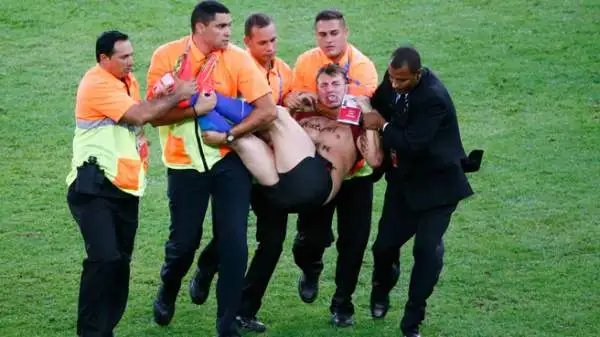Durante i supplementari di Germania-Argentina, un 'burlone' è entrato in campo, ha baciato il terzino sinistro tedesco Höwedes ed è stato placcato. Sul petto la scritta "Mattacchione nato".