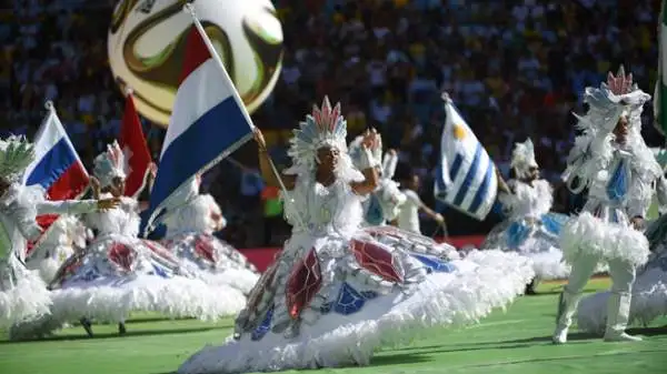 Shakira si è esibita al Maracanà durante la cerimonia d'apertura della finale dei Mondiali, Germania-Argentina. Con lei Carlos Santana, Ivete Sangalo, Carlinhos Brown e Wylep Jean.