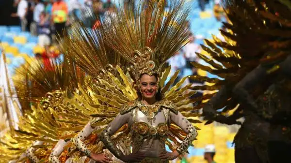 Shakira si è esibita al Maracanà durante la cerimonia d'apertura della finale dei Mondiali, Germania-Argentina. Con lei Carlos Santana, Ivete Sangalo, Carlinhos Brown e Wylep Jean.