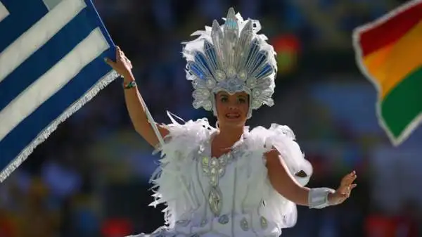 Shakira si è esibita al Maracanà durante la cerimonia d'apertura della finale dei Mondiali, Germania-Argentina. Con lei Carlos Santana, Ivete Sangalo, Carlinhos Brown e Wylep Jean.