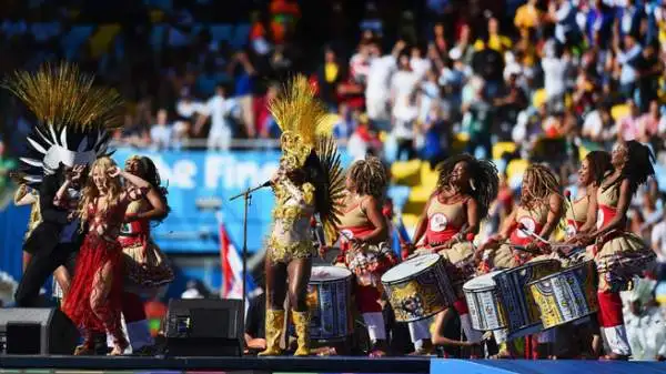 Shakira si è esibita al Maracanà durante la cerimonia d'apertura della finale dei Mondiali, Germania-Argentina. Con lei Carlos Santana, Ivete Sangalo, Carlinhos Brown e Wylep Jean.