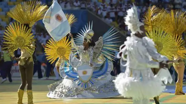 Shakira si è esibita al Maracanà durante la cerimonia d'apertura della finale dei Mondiali, Germania-Argentina. Con lei Carlos Santana, Ivete Sangalo, Carlinhos Brown e Wylep Jean.