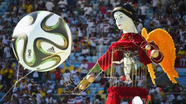 Shakira si è esibita al Maracanà durante la cerimonia d'apertura della finale dei Mondiali, Germania-Argentina. Con lei Carlos Santana, Ivete Sangalo, Carlinhos Brown e Wylep Jean.
