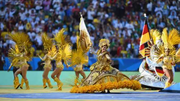 Shakira si è esibita al Maracanà durante la cerimonia d'apertura della finale dei Mondiali, Germania-Argentina. Con lei Carlos Santana, Ivete Sangalo, Carlinhos Brown e Wylep Jean.