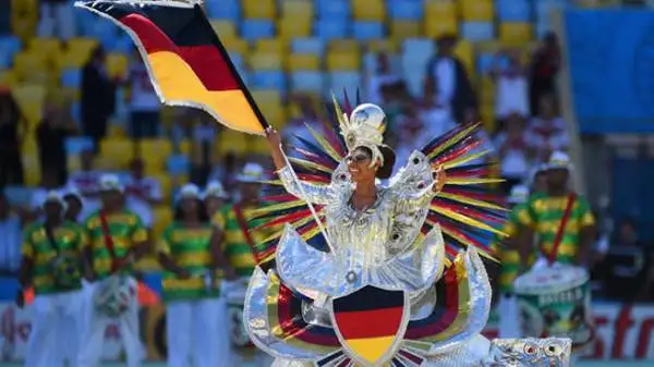 Shakira si è esibita al Maracanà durante la cerimonia d'apertura della finale dei Mondiali, Germania-Argentina. Con lei Carlos Santana, Ivete Sangalo, Carlinhos Brown e Wylep Jean.