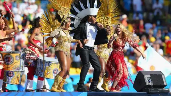 Shakira si è esibita al Maracanà durante la cerimonia d'apertura della finale dei Mondiali, Germania-Argentina. Con lei Carlos Santana, Ivete Sangalo, Carlinhos Brown e Wylep Jean.