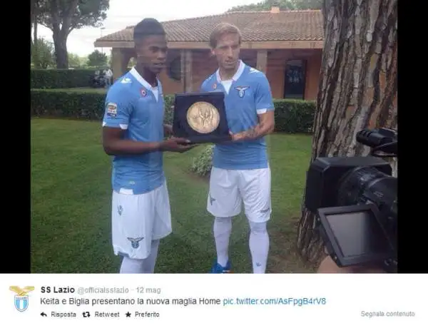 Le nuove maglie della Lazio, che nella tenuta casalinga non stravolge la tradizione.