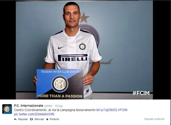 La seconda maglia è bianca con inserti rossi (i colori del comune). Si scorge anche la croce al centro della casacca, già utilizzata nella divisa del Centenario.