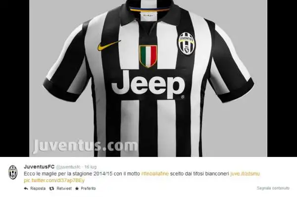 La maglia della Juventus: colletto nero e scudetto al centro.
