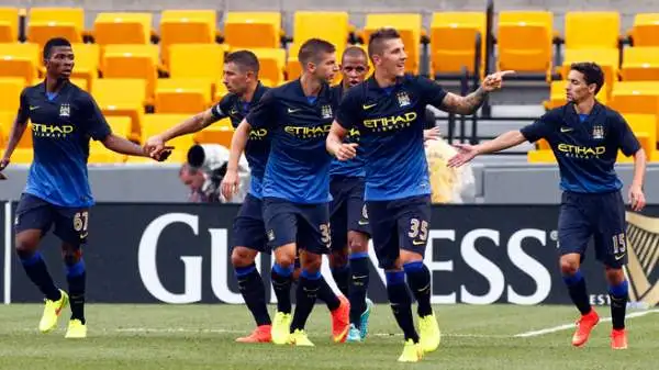 Difesa imbarazzante, i rossoneri affondano contro i campioni d'Inghilterra.