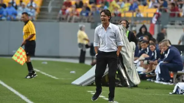 Difesa imbarazzante, i rossoneri affondano contro i campioni d'Inghilterra.