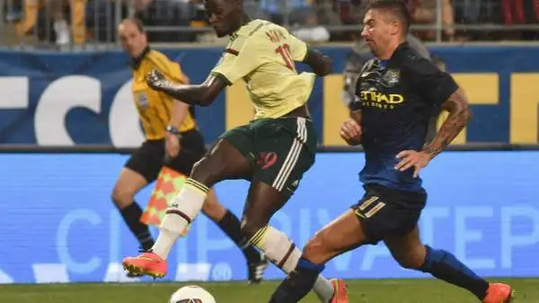 Difesa imbarazzante, i rossoneri affondano contro i campioni d'Inghilterra.