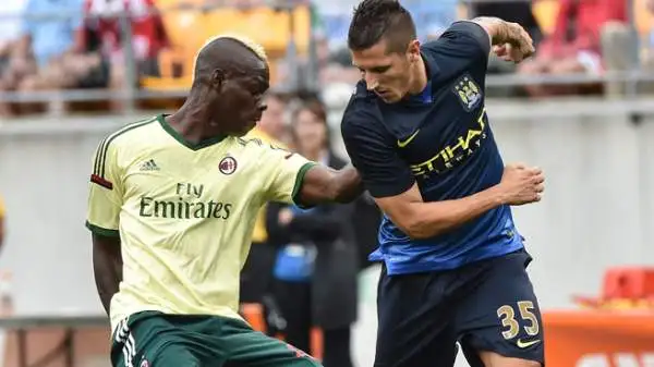 Difesa imbarazzante, i rossoneri affondano contro i campioni d'Inghilterra.