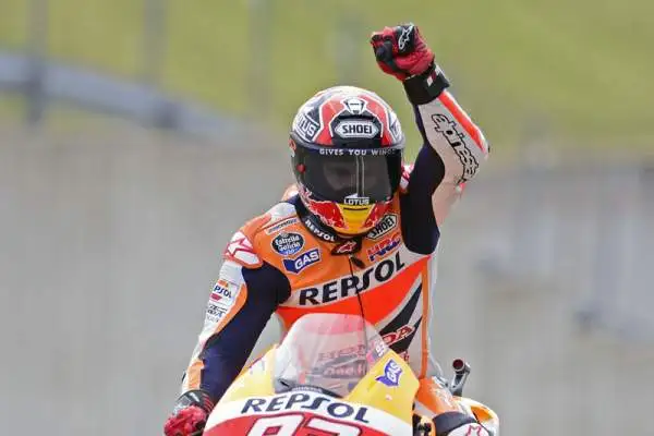 Marquez, nono hurrà. Rossi quarto. Il catalano vince anche al Sachsenring: nessuno aveva mai conquistato 9 successi filati in MotoGp. Sul podio Pedrosa e Lorenzo davanti al Dottore.