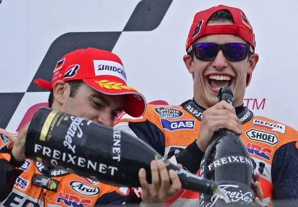 Marquez, nono hurrà. Rossi quarto. Il catalano vince anche al Sachsenring: nessuno aveva mai conquistato 9 successi filati in MotoGp. Sul podio Pedrosa e Lorenzo davanti al Dottore.