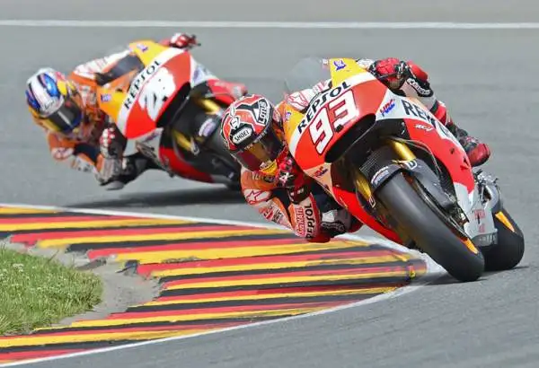 Marquez, nono hurrà. Rossi quarto. Il catalano vince anche al Sachsenring: nessuno aveva mai conquistato 9 successi filati in MotoGp. Sul podio Pedrosa e Lorenzo davanti al Dottore.