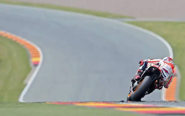 Marquez, nono hurrà. Rossi quarto. Il catalano vince anche al Sachsenring: nessuno aveva mai conquistato 9 successi filati in MotoGp. Sul podio Pedrosa e Lorenzo davanti al Dottore.