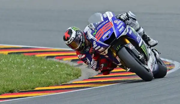 Marquez, nono hurrà. Rossi quarto. Il catalano vince anche al Sachsenring: nessuno aveva mai conquistato 9 successi filati in MotoGp. Sul podio Pedrosa e Lorenzo davanti al Dottore.