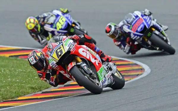 Marquez, nono hurrà. Rossi quarto. Il catalano vince anche al Sachsenring: nessuno aveva mai conquistato 9 successi filati in MotoGp. Sul podio Pedrosa e Lorenzo davanti al Dottore.