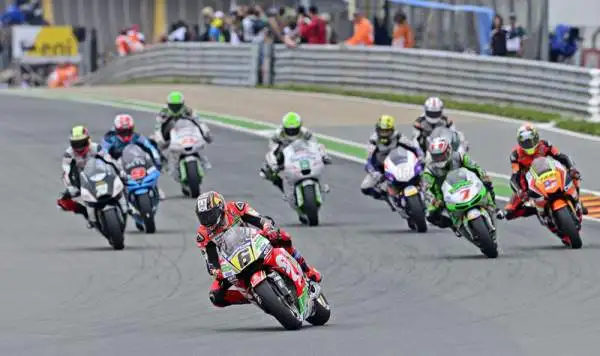 Marquez, nono hurrà. Rossi quarto. Il catalano vince anche al Sachsenring: nessuno aveva mai conquistato 9 successi filati in MotoGp. Sul podio Pedrosa e Lorenzo davanti al Dottore.