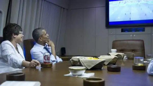 Il "soccer" rapisce anche Obama che segue le gare degli Stati Uniti in volo sull'Air Force One.