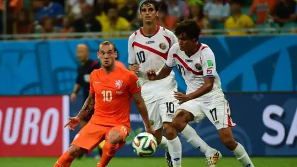 Sneijder 6,5. Palo e traversa, poi ai rigori festeggia trasformando uno dei quattro tentativi che bastano per volare in semifinale.