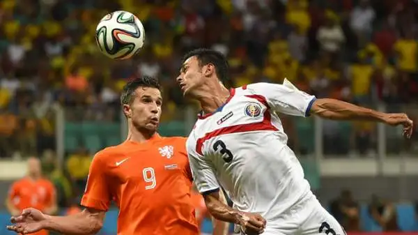 Van Persie 5,5. Una traversa anche per l'ex Arsenal, che non gioca una gran partita ma alla fine può esultare.