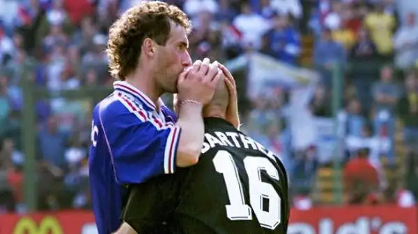 Come Shilton, anche Fabien Barthez ha concluso 10 partite mondiali a porta inviolata. Diventò un simbolo di Francia '98 per il rituale bacio di Laurent Blanc sulla pelata. Era  riserva di Lama.
