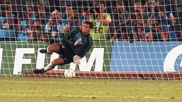 Altro incubo dell'Italia, Sergio Goycochea a Italia '90 era il secondo di Pumpido, infortunatosi contro l'URSS. Ottimo con la Jugoslavia, diventò l'Anti-Penal parando i rigori di Donadoni e Serena.