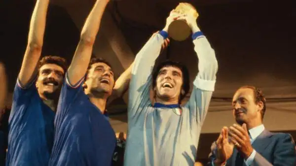 Tim Krul è l'ultimo di una serie di portieri diventati leggendari ai Mondiali, primo fra tutti Dino Zoff, campione del Mondo più anziano di sempre (40 anni e 134 giorni) a Spagna 1982.