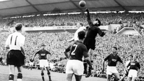 Lev Yashin, votato miglior portiere del XX Secolo, partecipò a 4 Mondiali (l'ultimo da riserva). Il 'Ragno Nero' portò l'URSS al quarto posto nel 1966. E' l'unico portiere Pallone d'Oro di sempre.