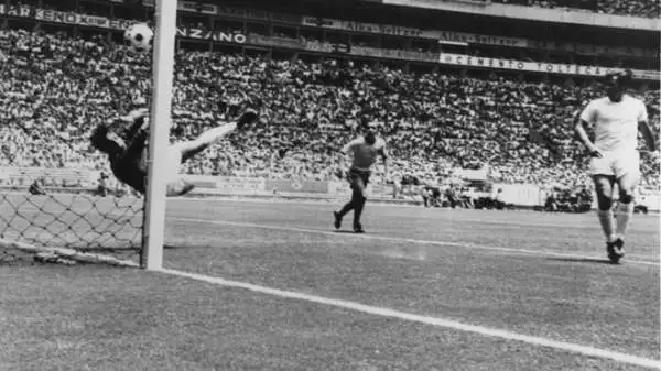 Altro mito tra i portieri inglesi, Gordon Banks a Messico '70 parò un colpo di testa a botta sicura di Pelè attraversando tutta la porta. E' (ed è destinata a restare) la parata più bella di sempre.