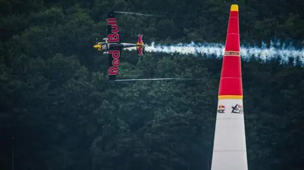 Hannes Arch ha estratto un coniglio dal cilindro conquistando una vittoria emozionante davanti a 130000 spettatori nella prima Red Bull Air Race mai tenutasi in Polonia.