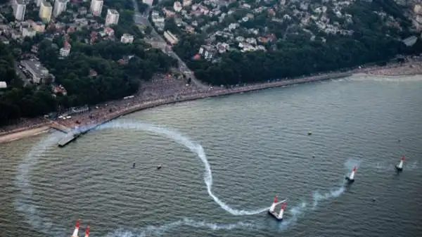 Hannes Arch ha estratto un coniglio dal cilindro conquistando una vittoria emozionante davanti a 130000 spettatori nella prima Red Bull Air Race mai tenutasi in Polonia.