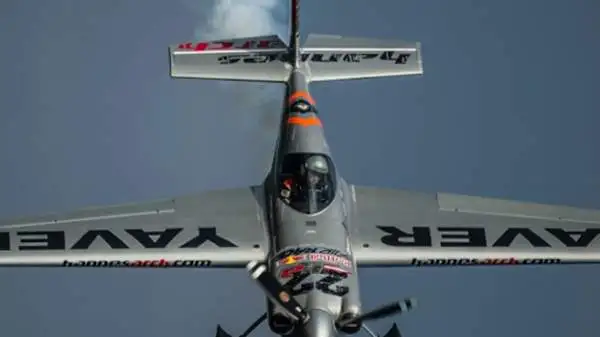 Hannes Arch ha estratto un coniglio dal cilindro conquistando una vittoria emozionante davanti a 130000 spettatori nella prima Red Bull Air Race mai tenutasi in Polonia.