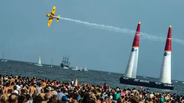 Hannes Arch ha estratto un coniglio dal cilindro conquistando una vittoria emozionante davanti a 130000 spettatori nella prima Red Bull Air Race mai tenutasi in Polonia.