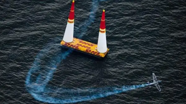 Hannes Arch ha estratto un coniglio dal cilindro conquistando una vittoria emozionante davanti a 130000 spettatori nella prima Red Bull Air Race mai tenutasi in Polonia.